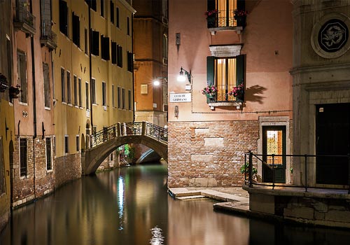 Le vie di Venezia di sera